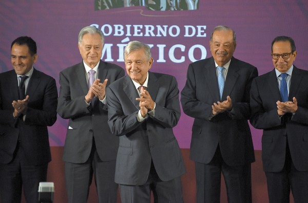 CONFIANZA. Manuel Bartlett y Andrés Manuel López Obrador, con el empresario más rico de México, Carlos Slim Helú. Foto: Daniel Ojeda