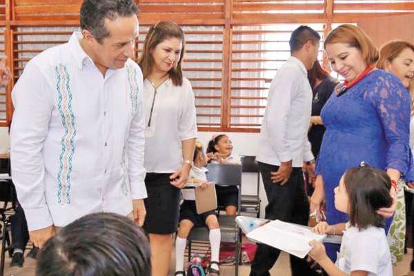 CICLO. Carlos Joaquín en- cabezó el regreso a clases. Foto: Especial.
