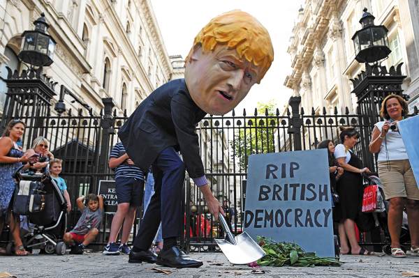 INCONFORMIDAD. Los partidarios contra el Brexit participaron ayer en una protesta, luego de la decisión del gobierno. Foto: AFP