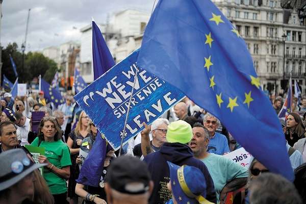 INCONFORMIDAD. Cientos de británicos protestaron ayer contra los planes del primer ministro. Por AP