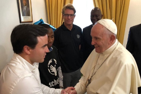 El Papa Francisco comienza su primer día en Mozambique con un encuentro inesperado con jóvenes de Scholas Occurrentes. Foto: Especial