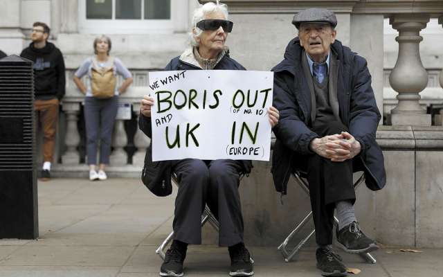 Una manifestantes anti-Brexit muestra su rechazo en una pancarta. Foto: Reuters