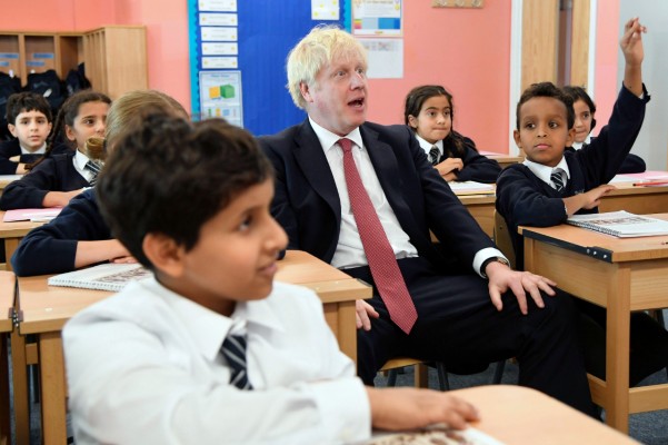 TAREA. Johnson visitó ayer una escuela primaria en Londres. Foto: AP