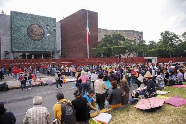 INSISTEN. La CNTE bloqueó San Lázaro. Foto: CUARTOSCURO