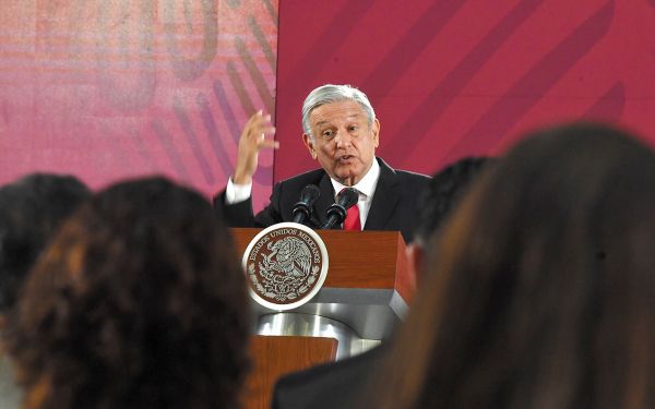MAÑANERA. El Presidente anunció que pronto se instalarán los postes para fibra óptica en zonas marginadas. Foto: Especial.
