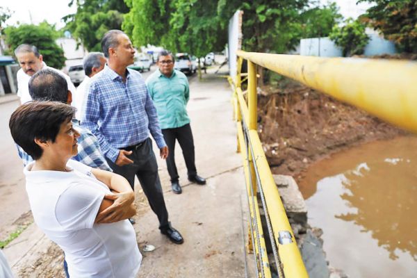 SUPERVISIÓN. El gobernador y la titular de
Conagua realizaron un recorrido en Culiacán. Foto: Especial.