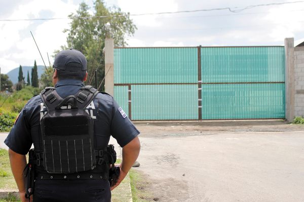 GUARDIA. El ejército y GN ya se retiraron de la zona y la bodega está hoy resguardada por la policía municipal y estatal. Foto: Enfoque.