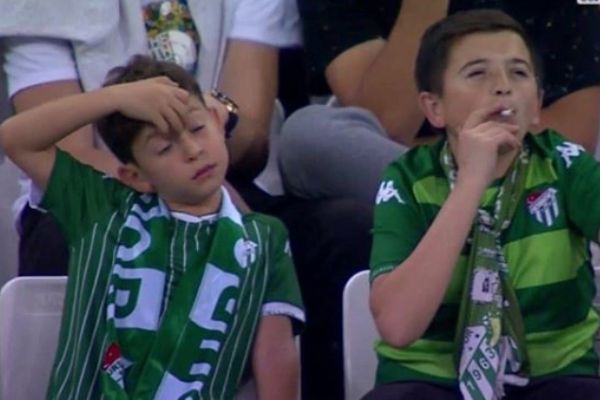 Niño fuma en un estadio en Turquía. Foto_ Especial