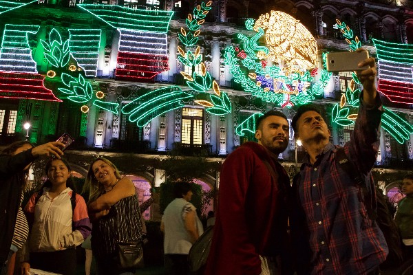 Encendido oficial de los adornos alusivos al mes patrio en los edificios del centro histórico.
FOTO: ROGELIO MORALES /CUARTOSCURO.COM