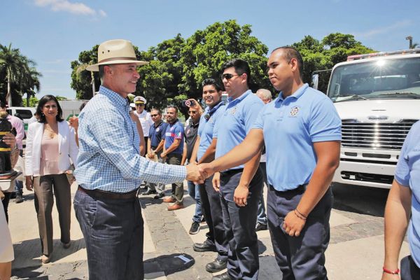 RESPALDO. Quirino Ordaz hizo un reconocimiento a la labor de los bomberos sinaloenses. Foto: Especial.