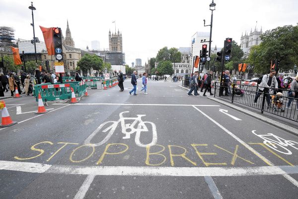 REACCIÓN. Alto al Brexit, dicen las expresiones contra salida de la UE, cerca del Parlamento. Foto: REUTERS