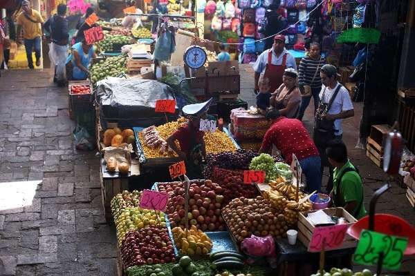 Venta de fruta de temporada en el mercado Adolfo López Mateos, el más grande de Morelos. FOTO: MARGARITO PÉREZ RETANA /CUARTOSCURO.COM
