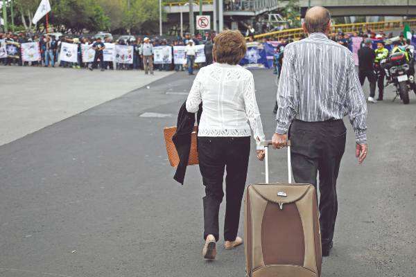 INCONVENIENTE. Los usuarios tuvieron que caminar para llegar a la terminal. Foto: REUTERS
