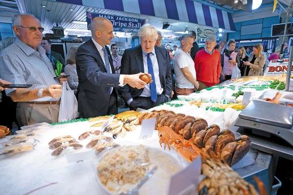 INGLATERRA. Boris Johnson,
en un mercado de pescado, en riesgo por el Brexit. Foto: AP