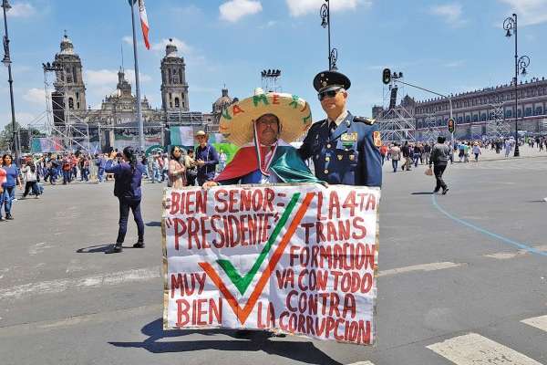Elementos castrenses convivieron con ciudadanos en el corazón del Centro Histórico. Foto: Manuel Durán