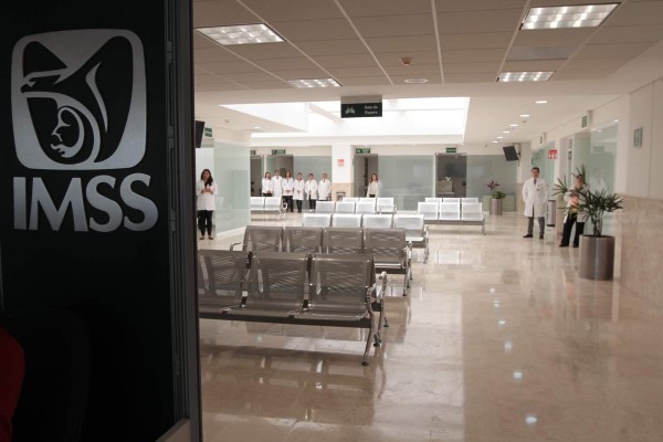 Los falsos funcionarios han utilizado una identificación no oficial. Foto: Notimex