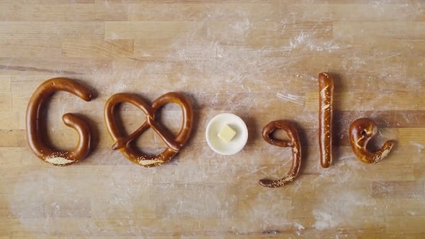 El pretzel del doodle de este sábado fue hecho a mano y horneado por Jamie Orlich, un panadero de Berkeley, California. FOTO: Especial