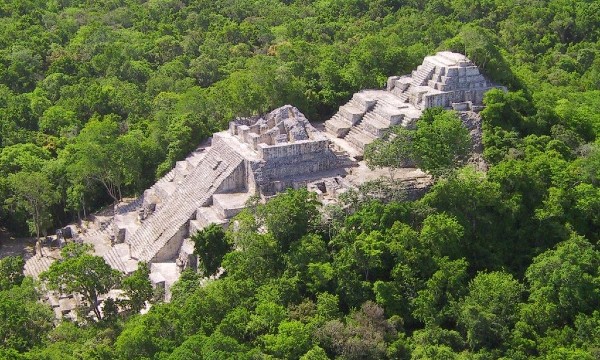 SOBRE CALAKMUL. Significa en maya “Dos
Montículos Adyacentes”,
que se refiere a las estructuras que dominan la
selva. Foto. Especial