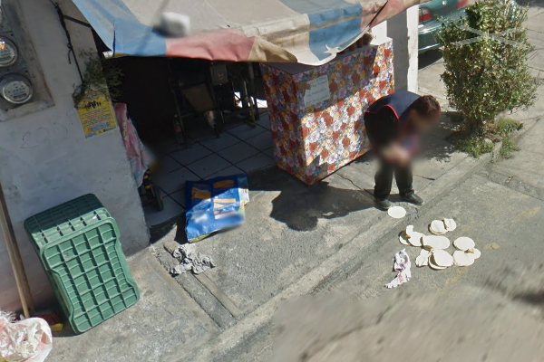 Google_Maps_señora_tira_tortillas
