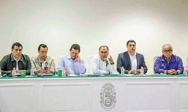REUNIÓN. El mandatario encabezó la sesión para atender la contingencia. Foto: Especial