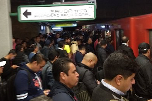 Cuando las estaciones están llenas, el Metro controla el acceso de pasajeros. Foto. Especial