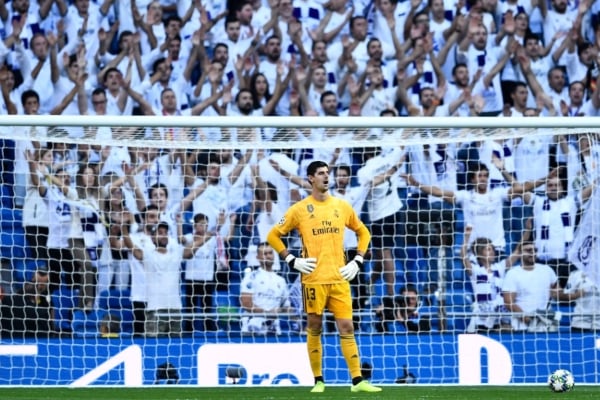 Courtois tuvo una mala noche y se fue de cambia al medio tiempo. Foto: Champions League