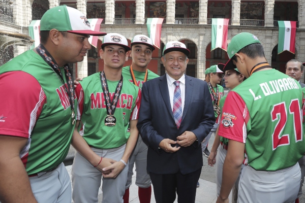 El presidente López Obrador, un fan declarado de la pelota caliente. Foto: Presidencia