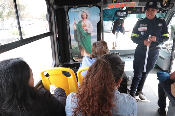 Con el objetivo de acercar a las mujeres a la prevención de actos de violencia, se realizan revisiones en el transporte público, revisando a los pasajeros y sus pertenencias. Foto: Cuartoscuro