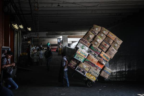 ENTRE MARCHANTES. Más de 15 mil productos provenientes de todos los estados de la República. Foto: Nayeli Cruz.