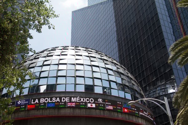 Bolsa Mexicana de Valores abre con una ligera baja y peso sigue ganando terreno