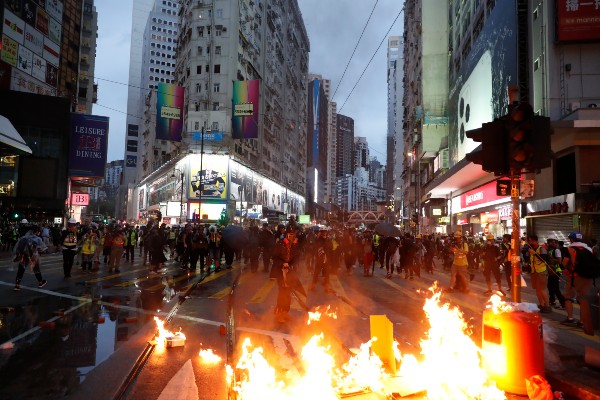 DESTROZOS. Los manifestantes bloquearon las principales avenidas con barricadas. Foto: AP