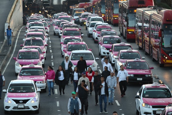 Integrantes del Movimiento Nacional Taxista (MNT) marchan sobre avenida Insurgentes Norte con dirección al Zócalo capitalino, para exigir la regulación de las aplicaciones de transporte particular como UBER y Cabify.
FOTO: GALO CAÑAS /CUARTOSCURO.COM