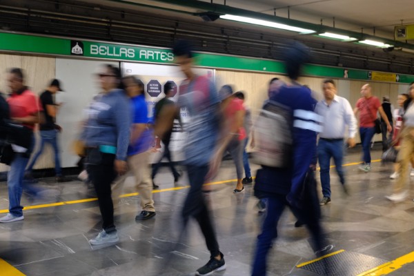 El Sistema de Transporte Colectivo, recomienda a las personas usuarias a tomar medidas durante su viaje en las instalaciones de la Red. Foto: Cuartoscuro
