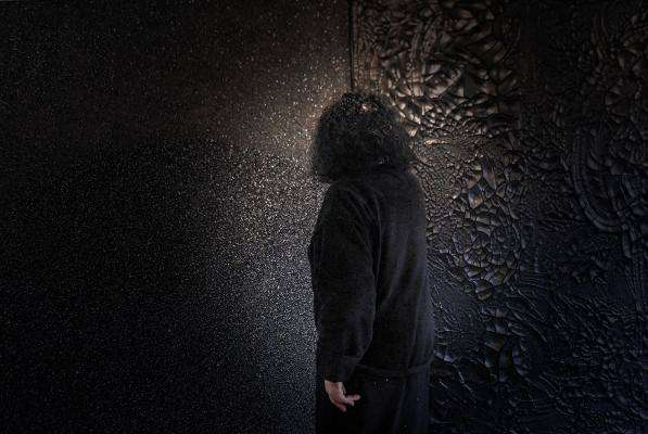 LUZ. Los cuadros de la artista se han llegado a cotizar hasta en 400 mil pesos; es la única pintora que explora el negro en América, en Europa está el francés Pierre Soulages. Foto: Leslie Pérez.