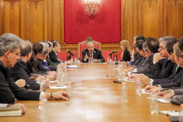 ÁGAPE. El Presidente de la República se reunió ayer en Palacio Nacional con un grupo de empresarios de distintos rubros con la idea de construir un programa nacional de infraestructura. Foto: Especial.
