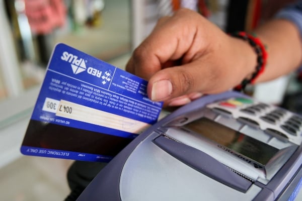 Atención cuando utilizas tu tarjeta bancaria. Foto: Cuartoscuro