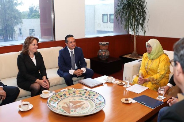 Carlos Joaquín, gobernador de Quintana Roo en reunión con representante de la ONU. Foto: Especial