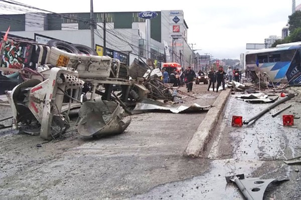 CHUZA. La revolvedora se quedó, al parecer,
sin frenos y afectó a 11 vehículos. Foto: Especial