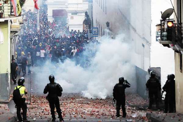 DESASTRE. Los militares lanzaron gas lacrimógeno para dispersar a la multitud. Foto: Especial.