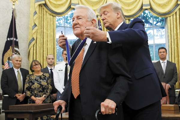 PREMIO. Trump otorgó la Medalla Presidencial de Libertad al exfiscal Edwin Meese. Foto: REUTERS