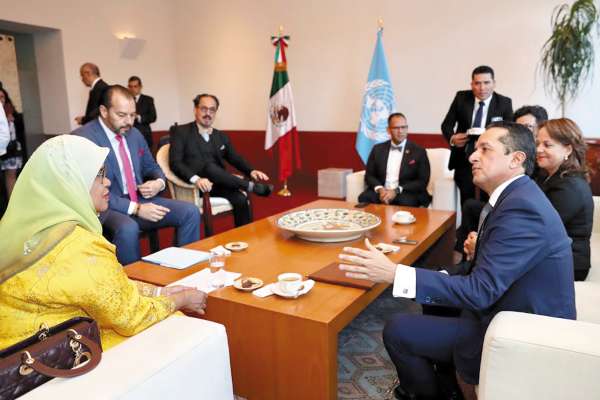 COLABORACIÓN. Carlos Joaquín y Maimunah Mohd firmaron el acuerdo. Foto: Especial.