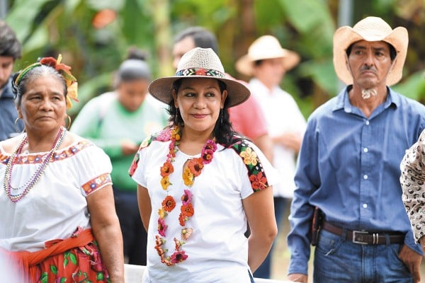 IN SITU. María Luisa Albores acudió con agricultores de Tabasco, donde vio avances del programa para trabajadores del campo. Foto: Leslie Pérez