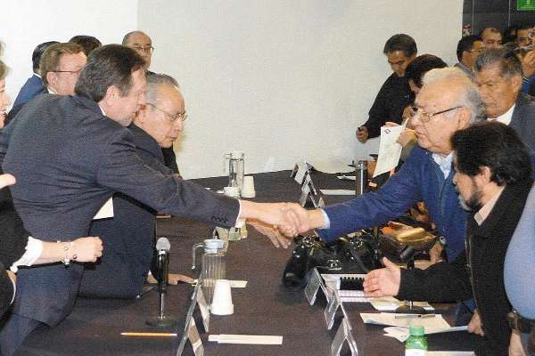 PACTO. Se comprometieron a cooperar por el bien de la casa de estudios. Foto: Especial