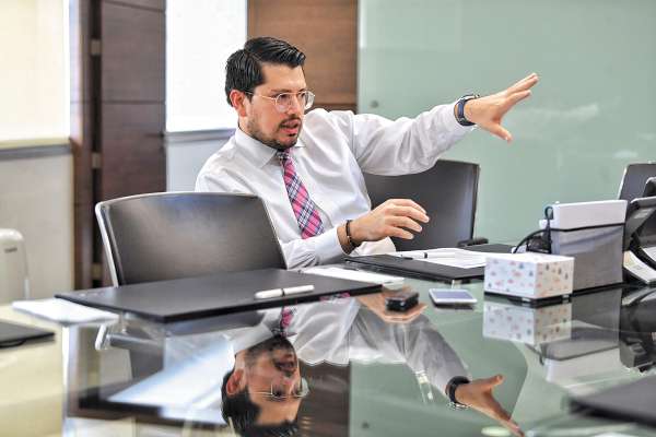 RENOVACIÓN. Carlos Martínez presentó el
nuevo esquema para transparentar los procesos. Foto: Víctor Gahbler.