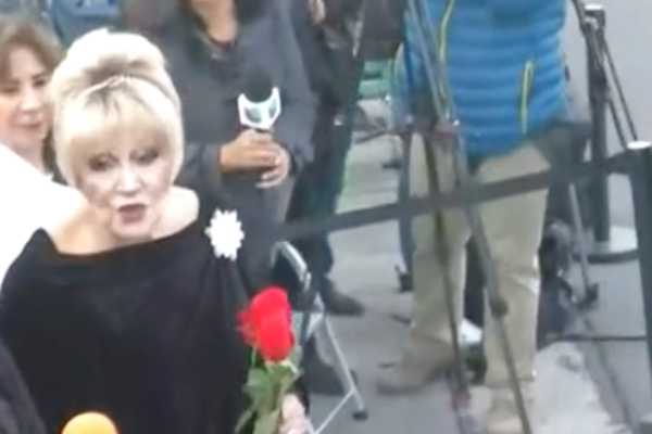 anel_ espera_a_josé_josé_con una_rosa_roja