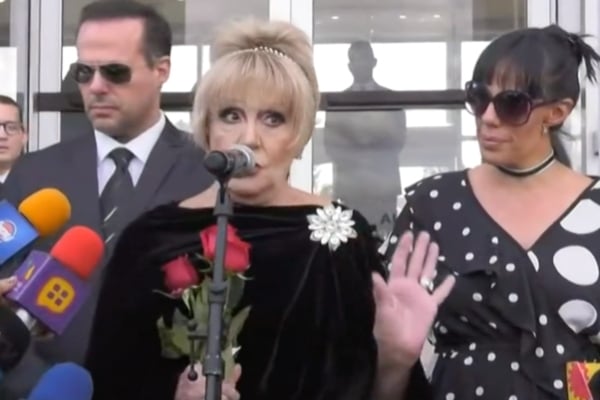 Anel Noroña y sus hijos ofrecen mensaje a la llegada de José José a México. Foto: Especial
