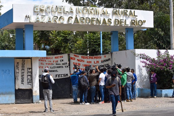 Estudiantes de la Escuela Normal Rural Lázaro Cárdenas del Río de San José Tenería ofrecieron una conferencia de prensa para tratar de aclarar los sucesos de los últimos días FOTO: CRISANTA ESPINOSA AGUILAR /CUARTOSCURO.COM