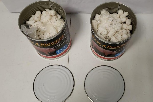 La droga estaba en una caja de cartón con dos latas metálicas que aparente, contenían suplemento porcino. Foto: Especial