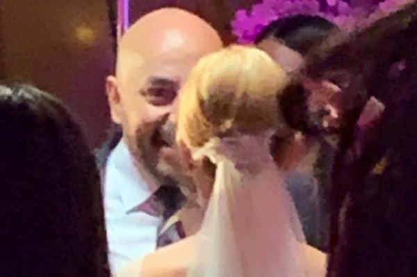 En la fotografía aparece Lupillo frente a una joven rubia vestida de blanco y se le ve muy feliz. FOTO: People en Español