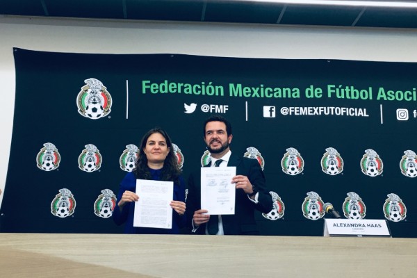Alexandra Haas e Iñigo Riestra firman el convenio. Foto: J. Alexis Hernández
